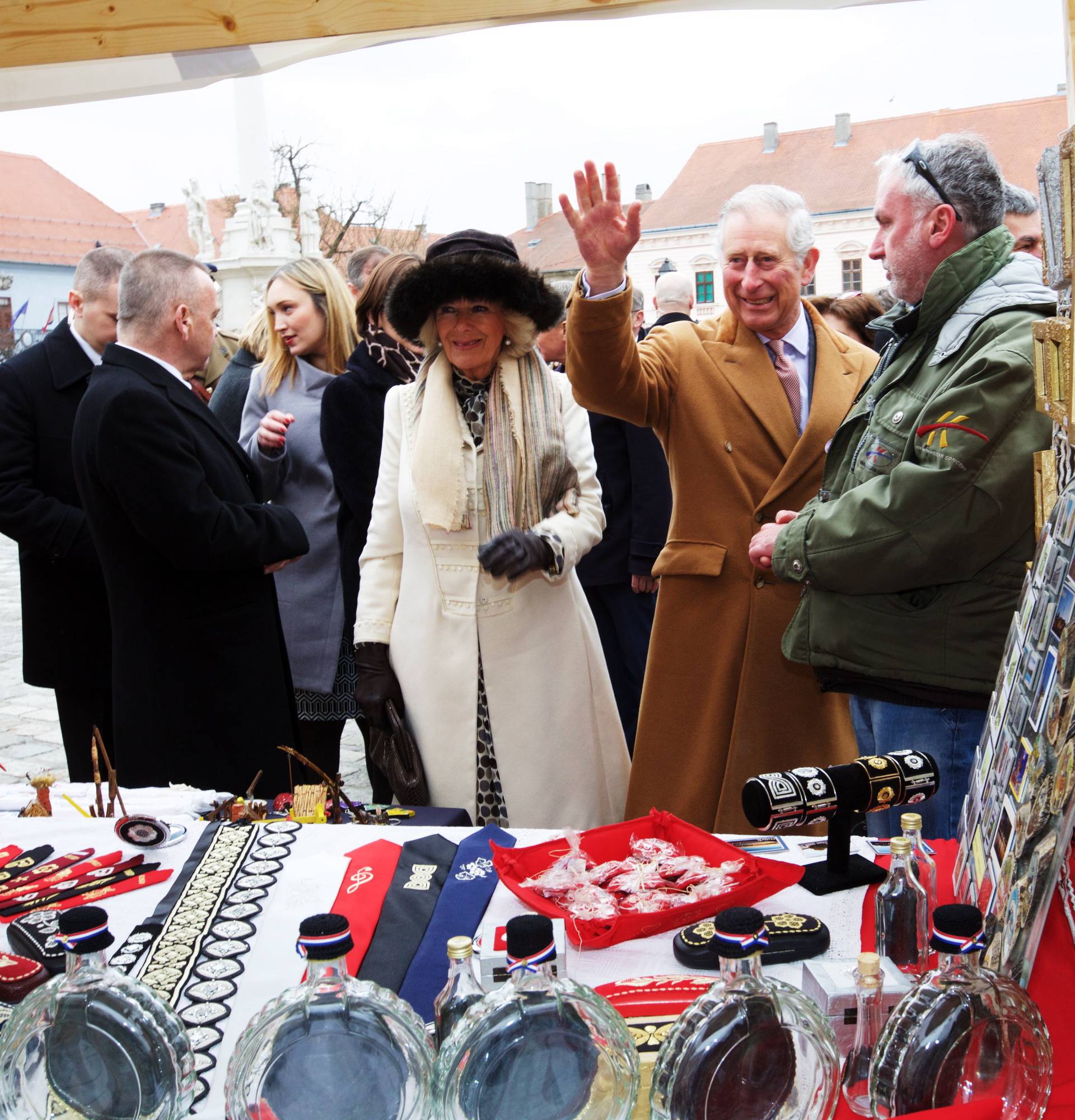 Charles i Camilla u Osijeku: Na trgu ih je dočekalo 2000 ljudi