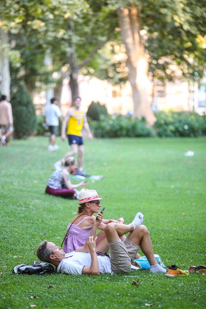 Zagrepčani su spas od vrućine potražili u gradskim parkovima