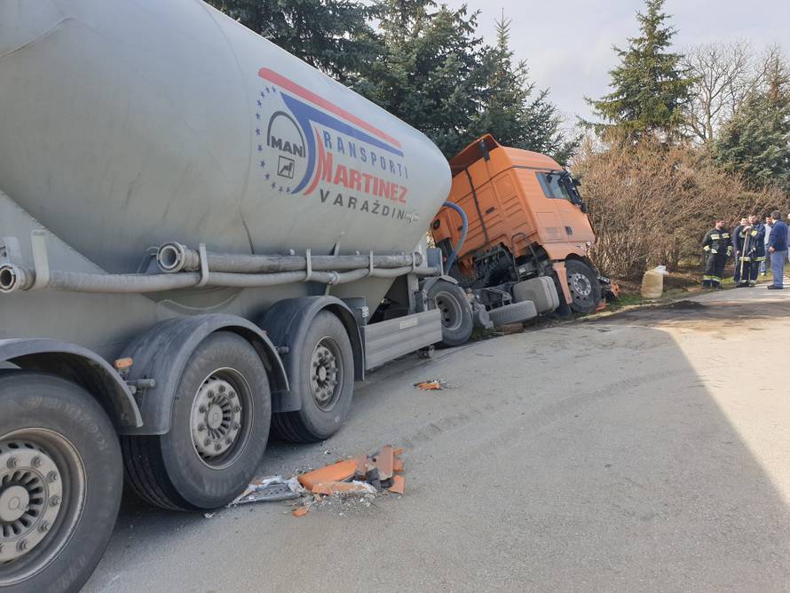U naletu kamiona na traktor kod Koprivnice ozlijeđena žena