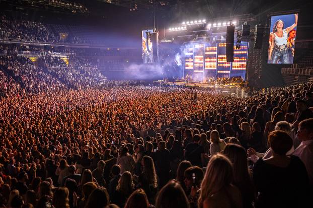 FOTO 'Pogled ispod resica': Severina ni drugi dan koncerta nije skidala svoj 'dlakavi' šešir