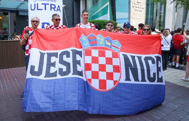SP 2026 Toronto: Ispred Hotela Delta zajedničko fotografiranje odradili su hrvatski i portugalski navijači