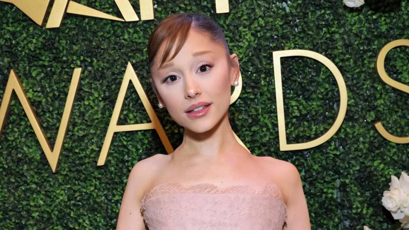 Ariana Grande šepanjem na koncertu opet zabrinula fanove