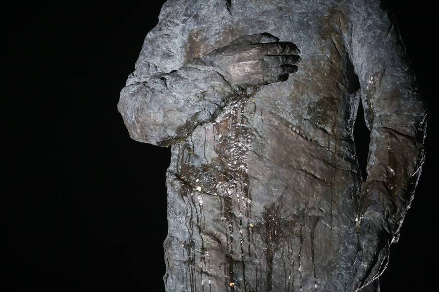 Zagreb: Nepoznati poÄinitelj bacio jaja na spomenik Franji TuÄmanu