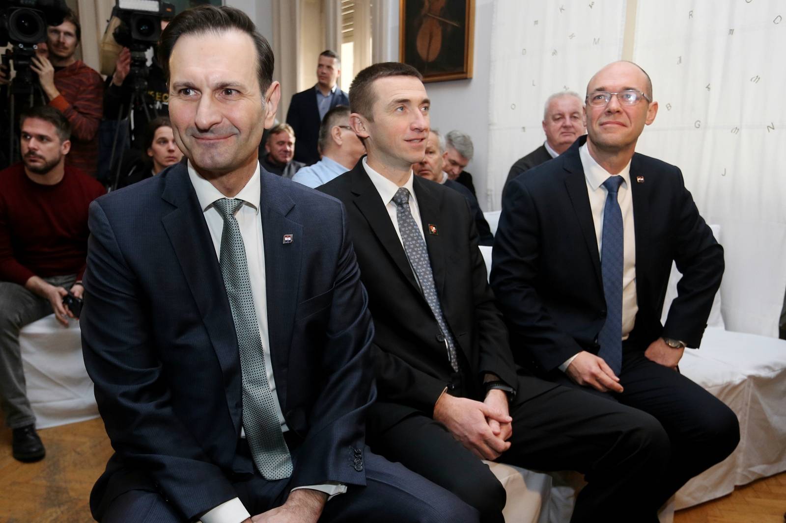 Miro Kovač, Ivan Penava i Davor Ivo Stier održali zajedničku konferenciju za medije