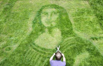Na travnjaku iscrtao Mona Lisu kosilicom i škarama