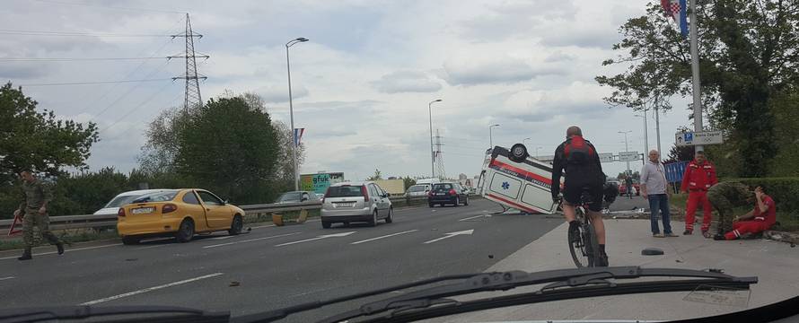 Sanitetsko vozilo prevrnulo se kod Arene, dvoje ozlijeđenih