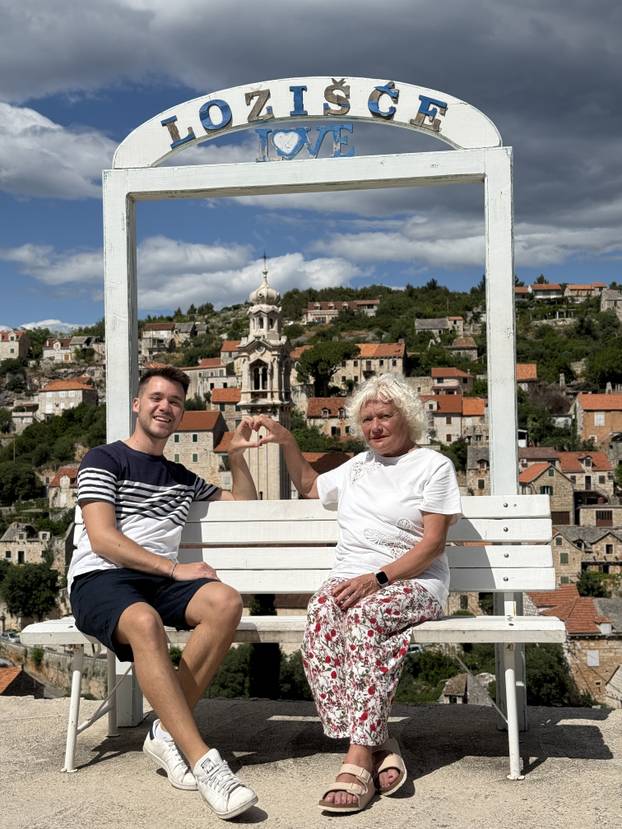 FOTO Baka i unuk iz Hrvatske proputovali više od 20 zemalja: Pogledajte sve njihove avanture
