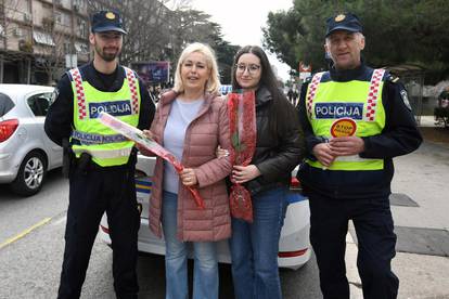 Dan žena i u prometu: Šibenski policajci davali ruže vozačicama