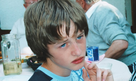 Znaš li tko sam? Kao dječak je pjevao u malenoj sobi, a danas osvaja vrhove top ljestvica...