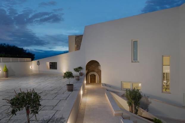 FOTO Ova kuća za odmor blizu Zadra nema niti jedan 'ravni' zid, a noćenje stoji 1100 eura