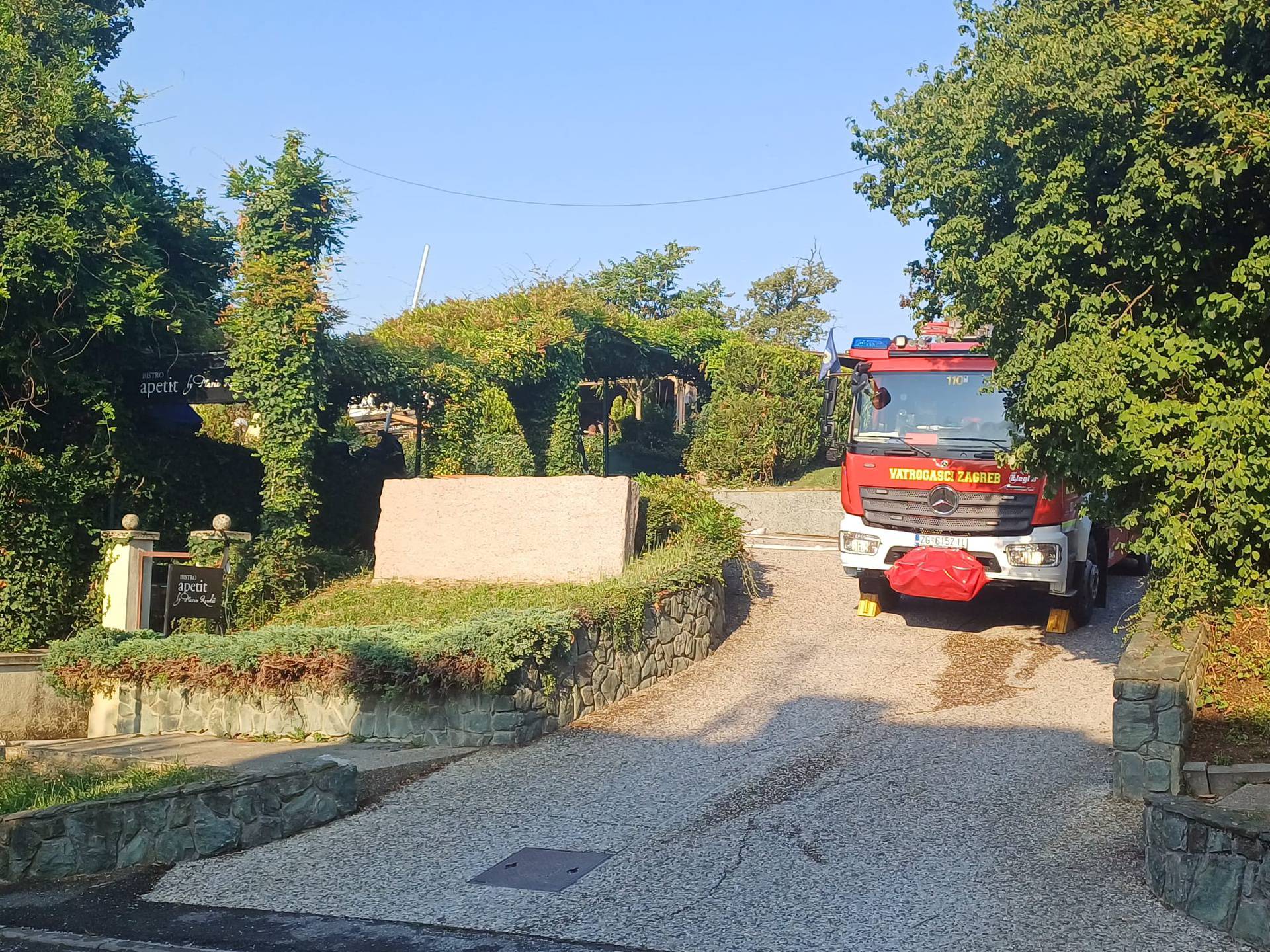 FOTO Izgorio restoran Apetit u Zagrebu: 'Čulo se pucanje boca plina, plamen je bio jako visok'