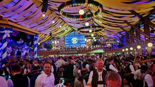 FOTO 24sata na Oktoberfestu:  Evo koliko košta krigla pive!