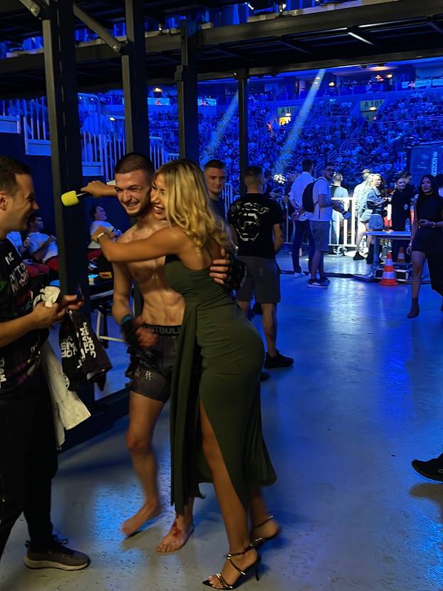 FOTO MMA voditeljica iz Srbije imponirala visinom u Zagrebu