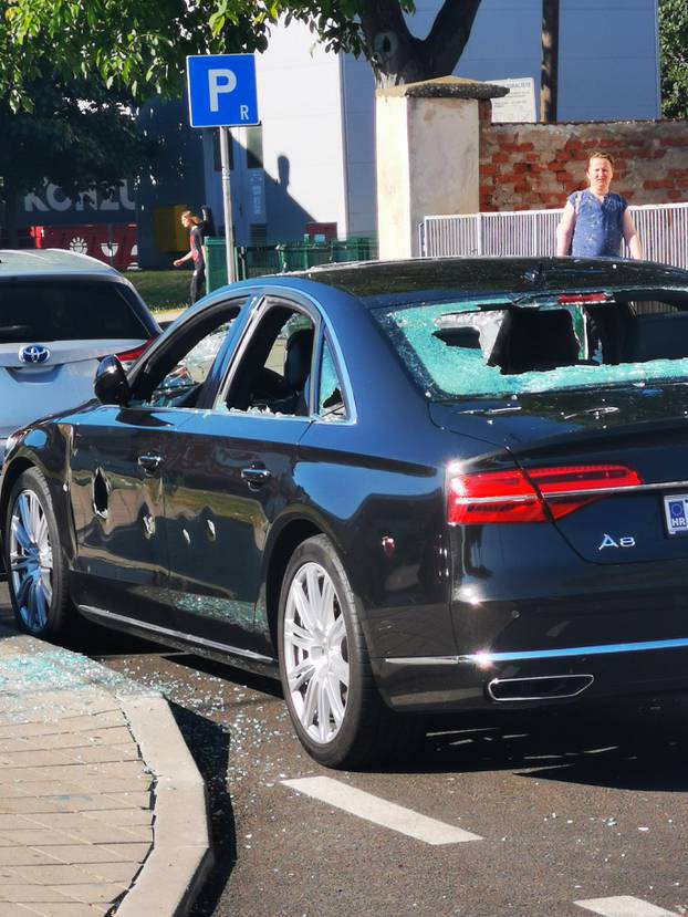 Zagreb: Bijesni radnik sjekirom je demolirao Audi. Mislio je da je šefov. Uništio je krivi auto!