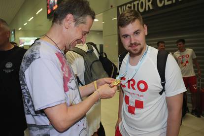 FOTO Veliki doček za prvake u futsalu: Kod studentskog doma bile stotine ljudi, palili baklje