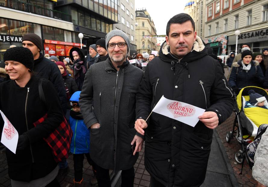 Zagreb: OdrÅ¾ana prosvjedna povorka "Za sigurne Å¡kole" od HNK do Trgba bana JelaÄiÄa