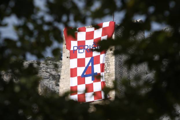 Omiš: Na tvrđavi Mirabela osvanuo divovski dres Ivana Perišića