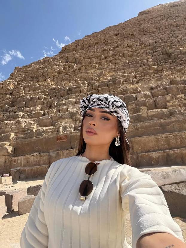 FOTO Tko je ova tajanstvena ljepotica? Društvene mreže gore zbog fotki u oskudnom bikiniju