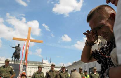 Zaustavili micanje križa u sjećanje na Kaczynskog