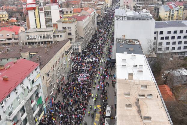 Niš: Studenti i građani nakon prosvjedne šetnje odali počast stradalima u Novom Sadu u padu nadstrešnice