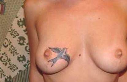 Christina Ricci istetovirala šarenu ptičicu na grudima