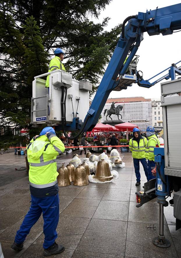 Zagreb: Ukrašavanje glavnog bora u gradu
