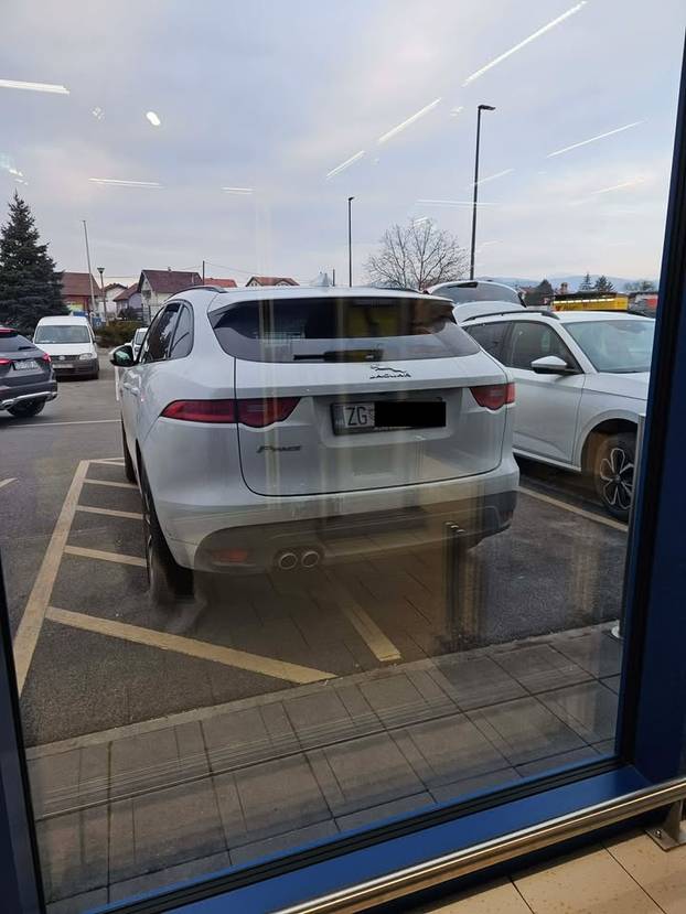 FOTO Tko to tamo pjeva, ups... parkira. Ovako to Hrvati rade, neki uzmu mjesto i invalidima...