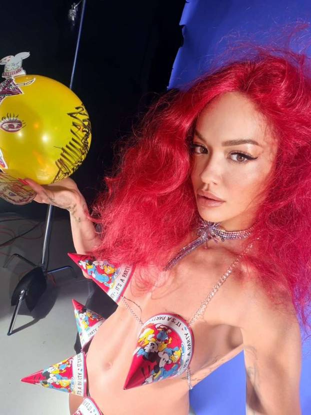 Rita Ora u izdanju kakvo još niste vidjeli: Umjesto grudnjaka 'obukla' rođendanske kapice