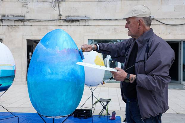 Split: Oslikavanje pisanica na Rivi u organizaciji braniteljske slikarske udruge BLU