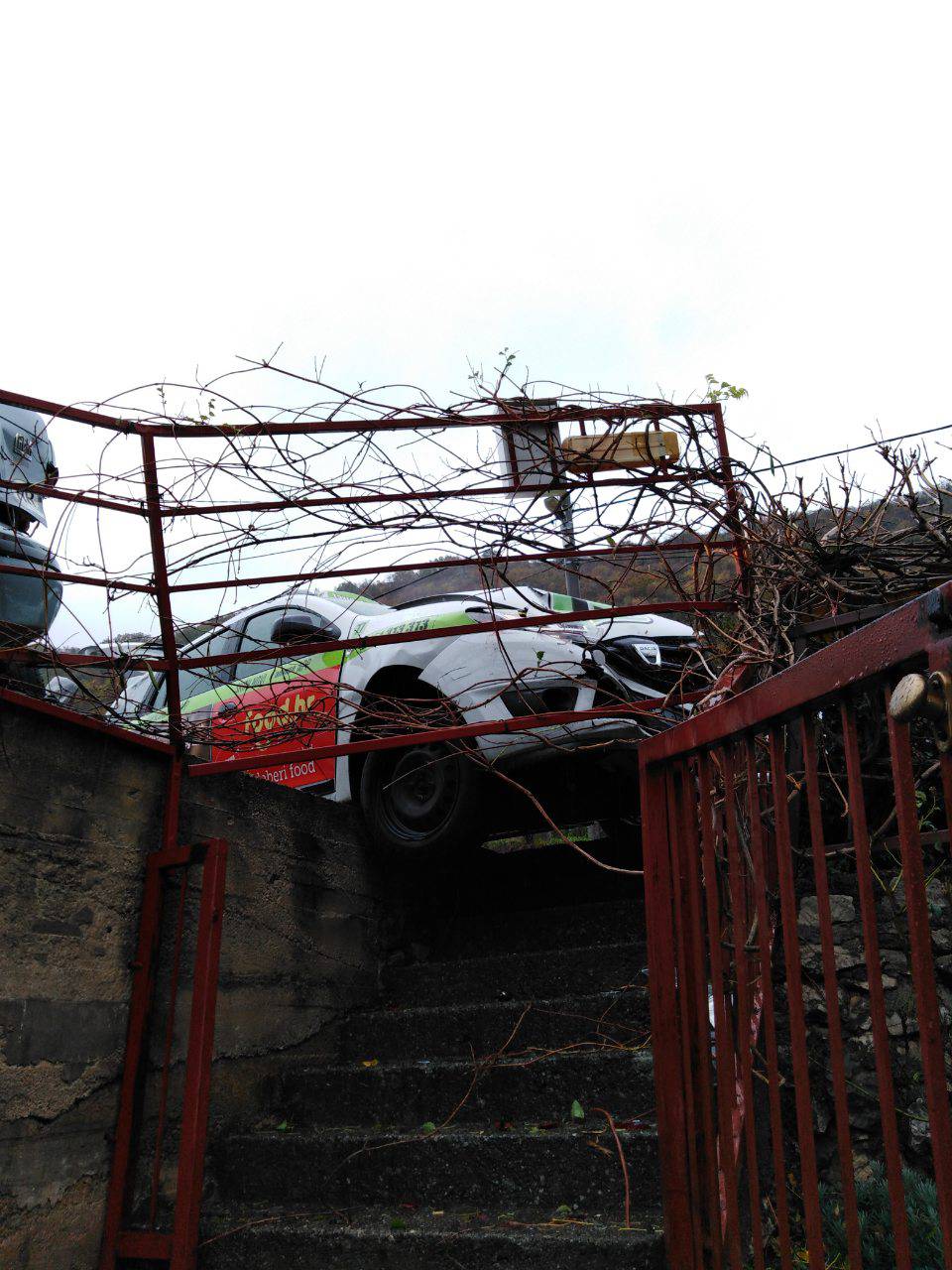Auto je ostao visjeti na ogradi: 'Mogao nam je pasti na kuću!'