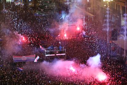 Zagreb: Pogled na glavni Trg prepun navijača koji su spremni za doček Vatrenih
