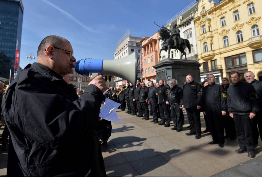 Marširali Zagrebom i prisegnuli na vjernost domovini i Trumpu!