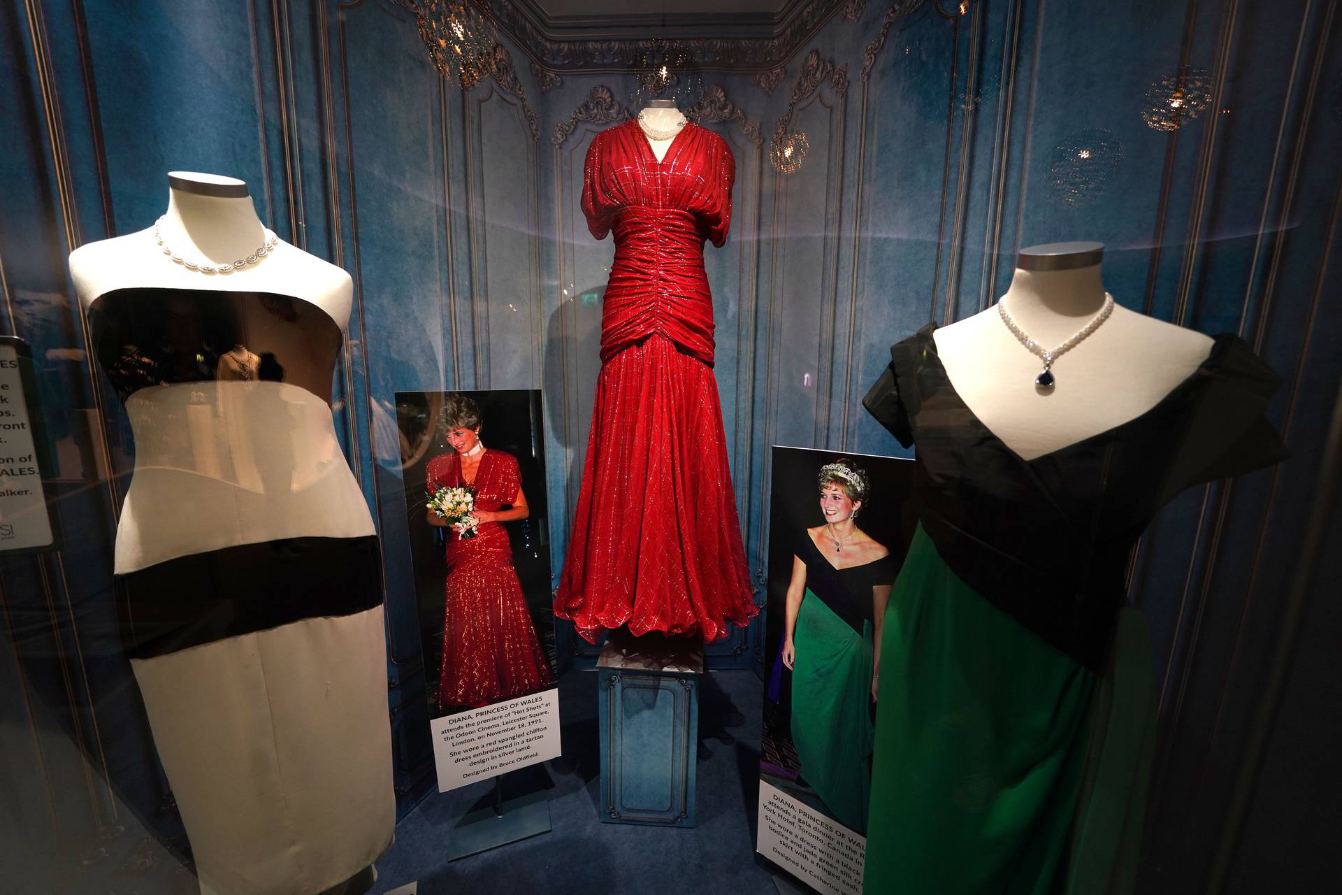 Haljine koje je nosila Diana, princeza od Walesa, zajedno su prodane za više od milijun funti na aukciji u SAD-u