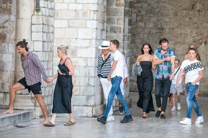 Rod Stewart suprugu i sinove nakon šetnje Stradunom počastio večerom