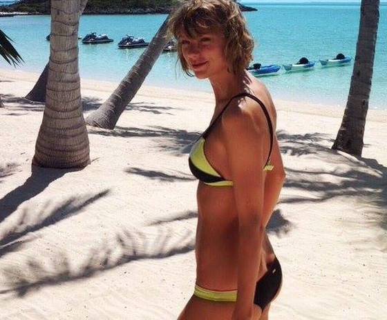 Prvu godinu proslavili na plaži: Calvin fotkao Taylor u bikiniju