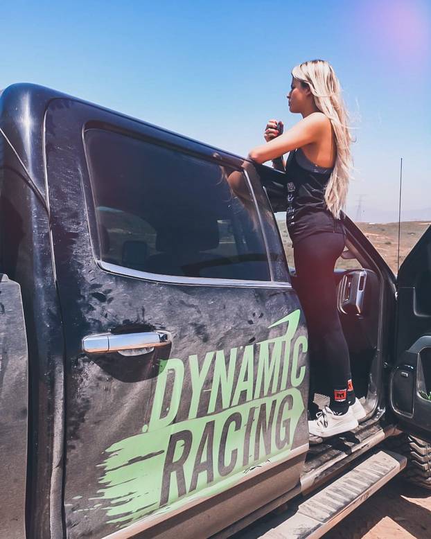 FOTO Paklena je za volanom, a tek kad skine gaćice i grudnjak