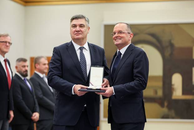 Zagreb: Zoran Milanović uručio odlikovanja i priznanja zaslužnim pojedincima i organizacijama iz područja kulture, znanosti, sporta i gospodarstva
