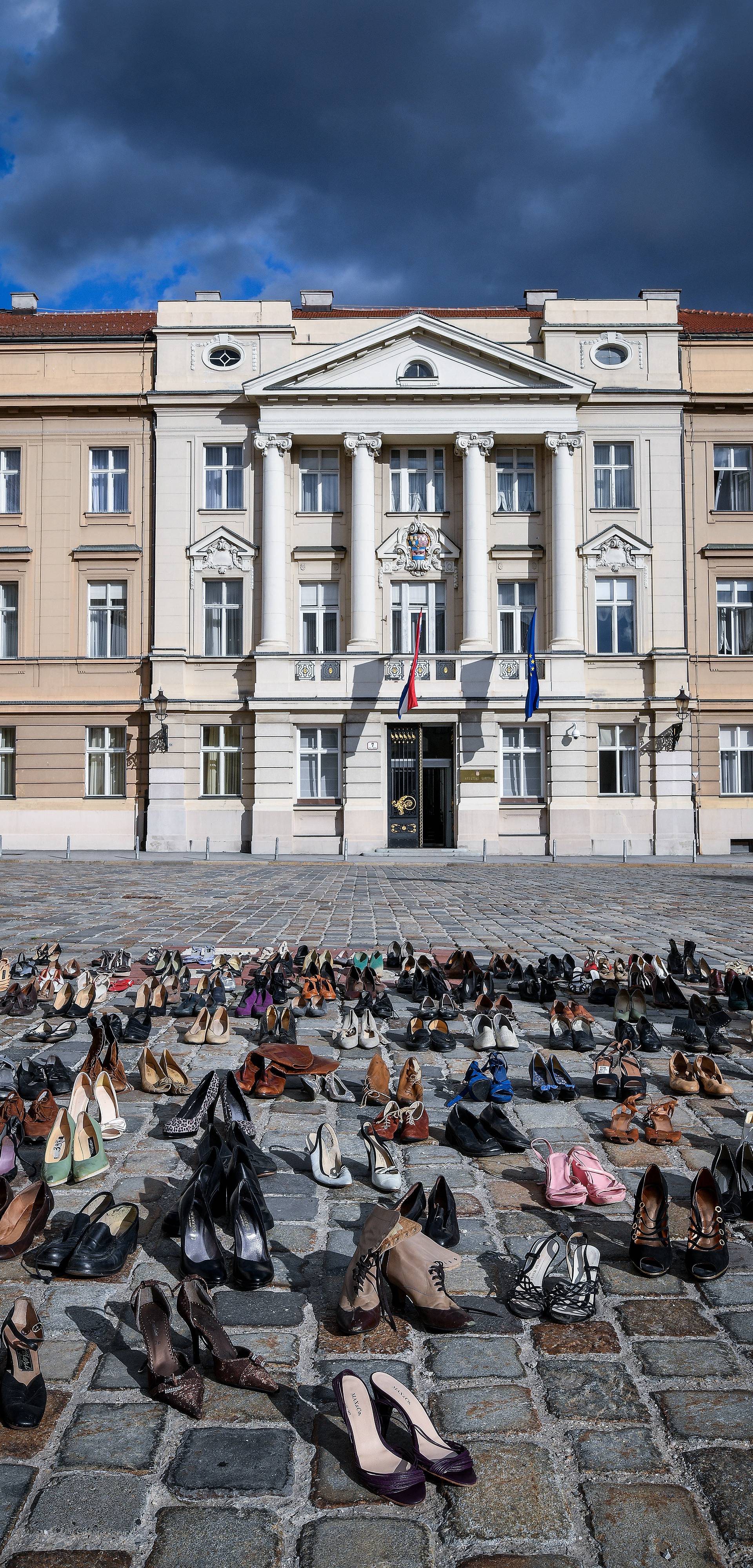 156 pari cipela, 156 ubijenih žena. Je li vam sada jasnije?