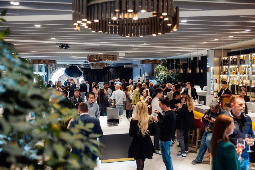 VIDEO Val kineskih robota iz Dreamea: Nose usisavače po kući, čiste prozore, bazene...