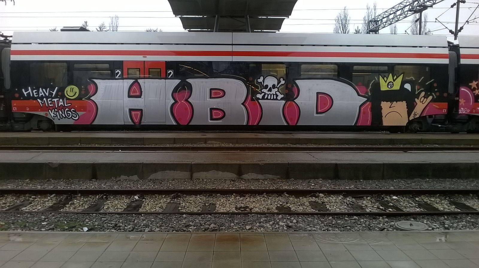 Dugo je trebalo: Novi vlak po noći je netko ukrasio grafitom