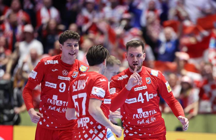 Malmo: Hrvatski rukometaši slave pobjedu u zagrljajima i poljupcima svojih najmilijih