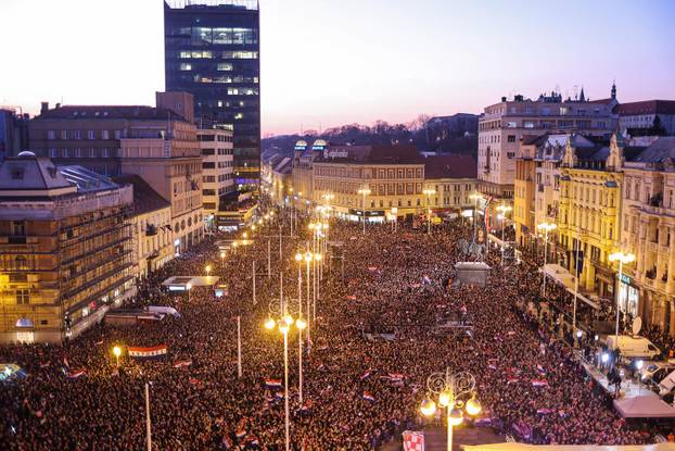 Pogled na Trg bana Josipa Jelačića za vrijeme dočeka rukometne reprezentacije 
