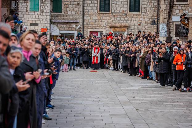Završena procesija Za križen na Jelsi 