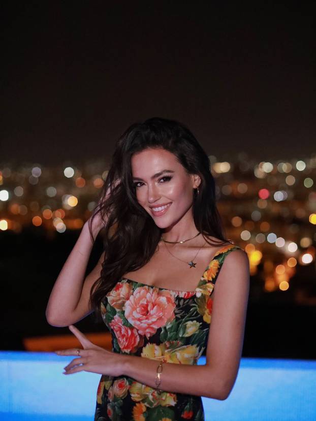 FOTO Obje su joj ispale. Tuga za najljepšu voditeljicu Lige prvaka