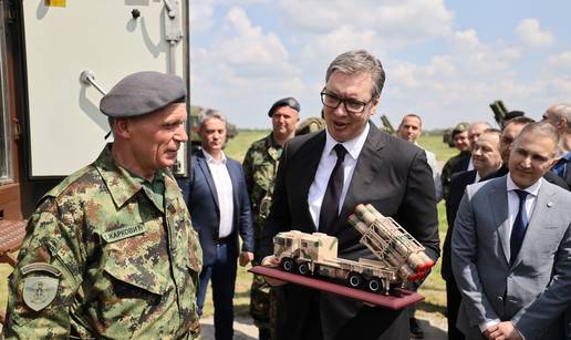 Vučić oružjem kupuje ostanak na vlasti, a narod sve to plaća