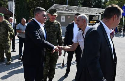 FOTO 'Predsjedniče, može li jedan selfie?' Milanovića tražili fotku na prisezi ročnika u Požegi