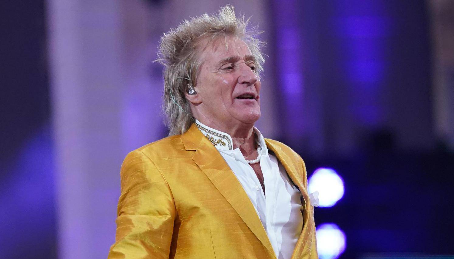 Sir Rod Stewart dedicates song to Ukraine