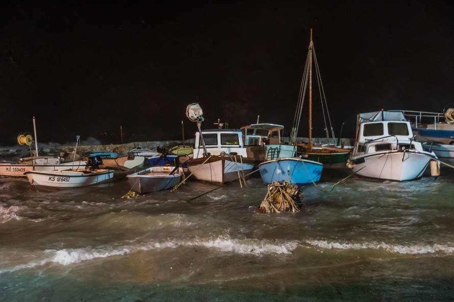 Kaštela: Ciklonalna plima poplavila rivu i okolne ulice