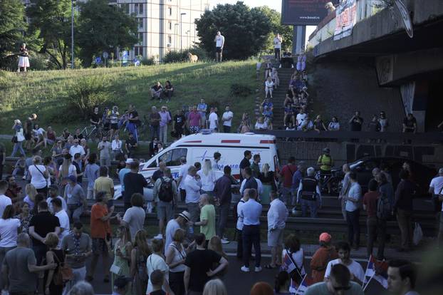 Beograd: U sklopu prosvjeda "Srbija protiv nasilja" nekoliko vozača blokiralo autocestu
