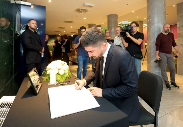 Zagreb: Komemoracija za preminulog novinara i urednika Nove TV Mislava Bagu